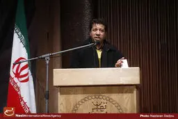 افرادی که معتقدند شعر به اخلاق چه کار دارد، خیانت می‌کنند