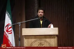 افرادی که معتقدند شعر به اخلاق چه کار دارد، خیانت می‌کنند