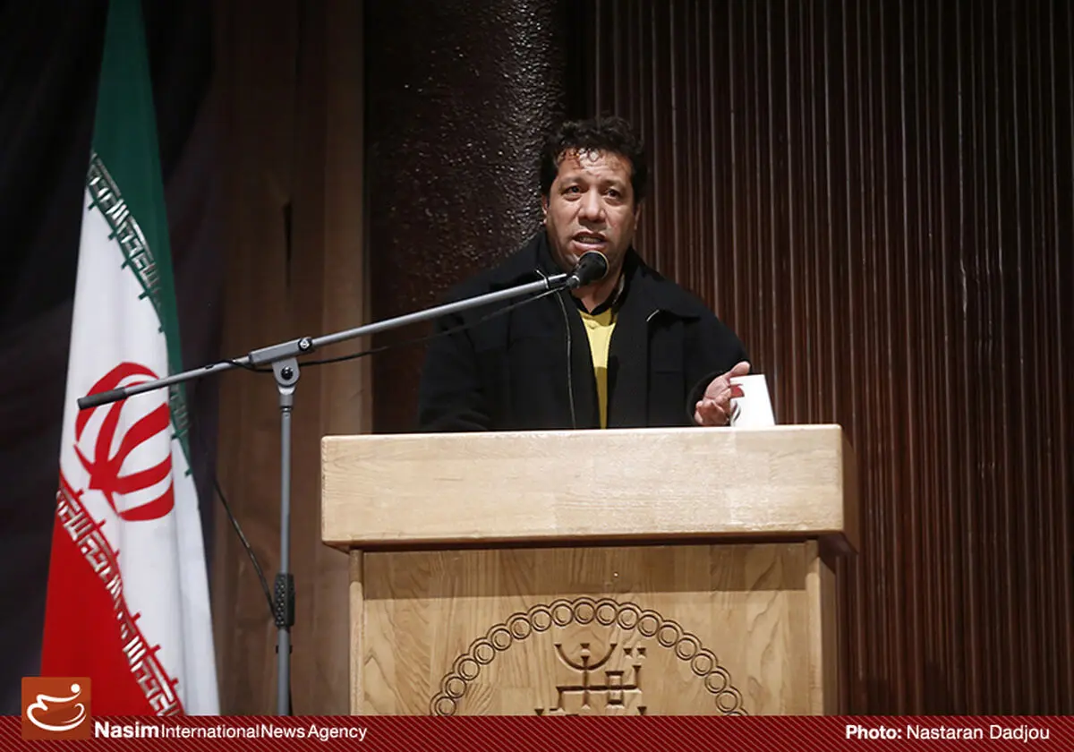 افرادی که معتقدند شعر به اخلاق چه کار دارد، خیانت می‌کنند