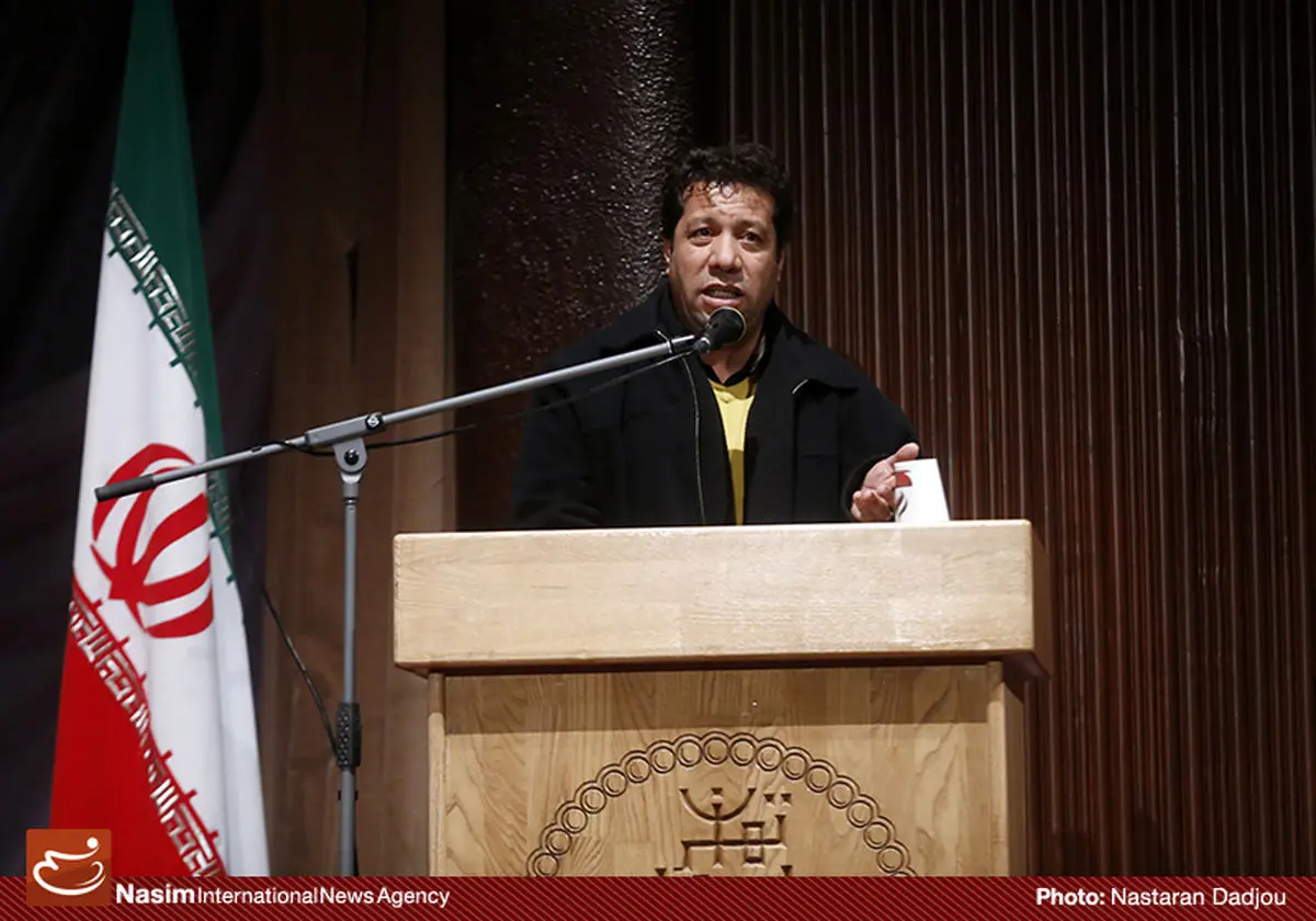 افرادی که معتقدند شعر به اخلاق چه کار دارد، خیانت می‌کنند