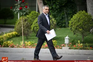 حسین فریدون باید ۶ ماه انفصال از خدمت شود