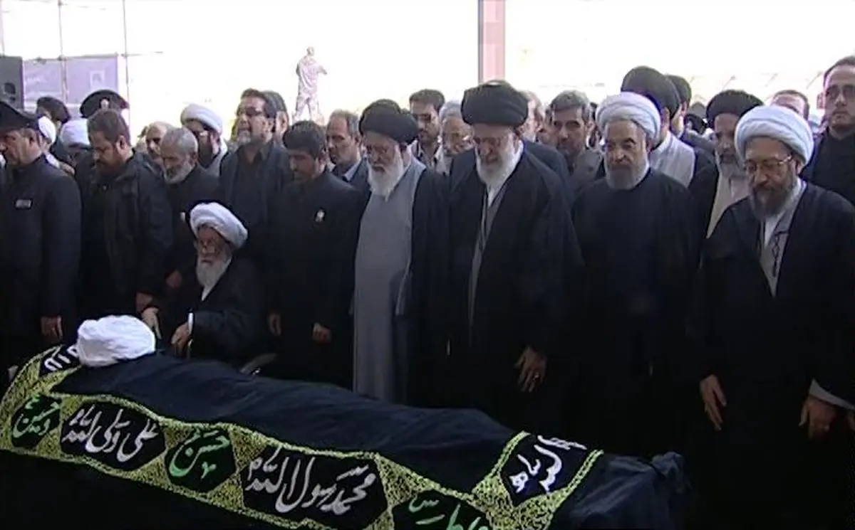 اقامه نماز بر پیکر آیت الله واعظ طبسی توسط رهبر معظم انقلاب