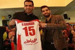 حامد حدادی پیراهن خود را به کودکان مبتلا به سرطان اهدا کرد + عکس