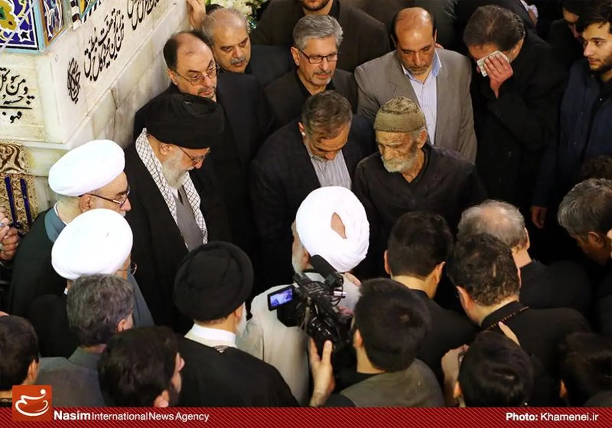 حضور رهبر معظم انقلاب در لحظات خاکسپاری آیت‌الله واعظ طبسی