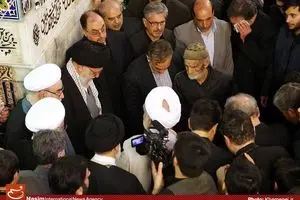 حضور رهبر معظم انقلاب در لحظات خاکسپاری آیت‌الله واعظ طبسی