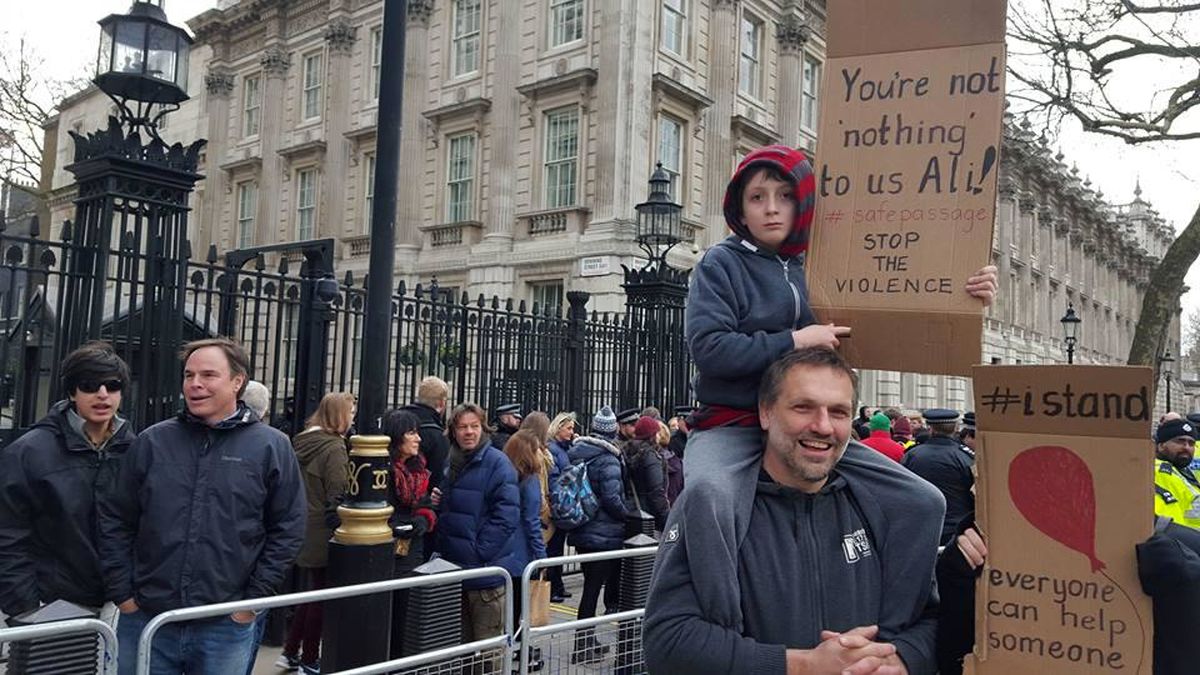 صد‌ها انگلیسی در اعتراض به دولت بریتانیا تظاهرات کردند +تصاویر