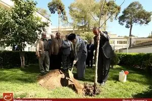 کاشت نهال توسط رهبر معظم انقلاب