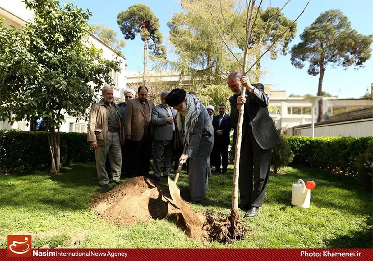 کاشت نهال توسط رهبر معظم انقلاب