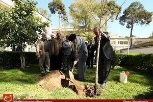 کاشت نهال توسط رهبر معظم انقلاب