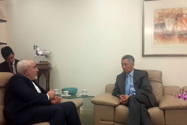 ظریف با نخست وزیر سنگاپور دیدار کرد
