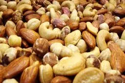 آجیل را از فروشگاه‌های معتبر خریداری کنید