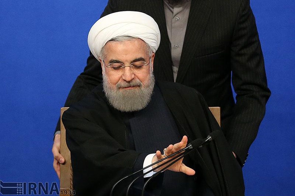 روحانی ژست پیروزی گرفته است