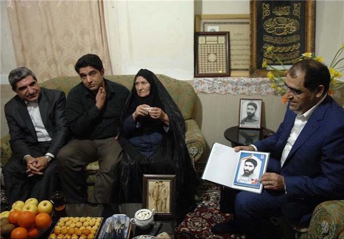 دیدار وزیر بهداشت با خانواده شهید رحیمی در بیرجند