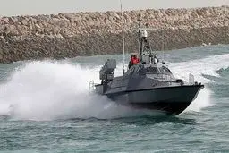 وزارت دفاع انبوهی از شناورهای تندرو عاشورا و ذوالفقار را به نیروی دریایی سپاه تحویل داد