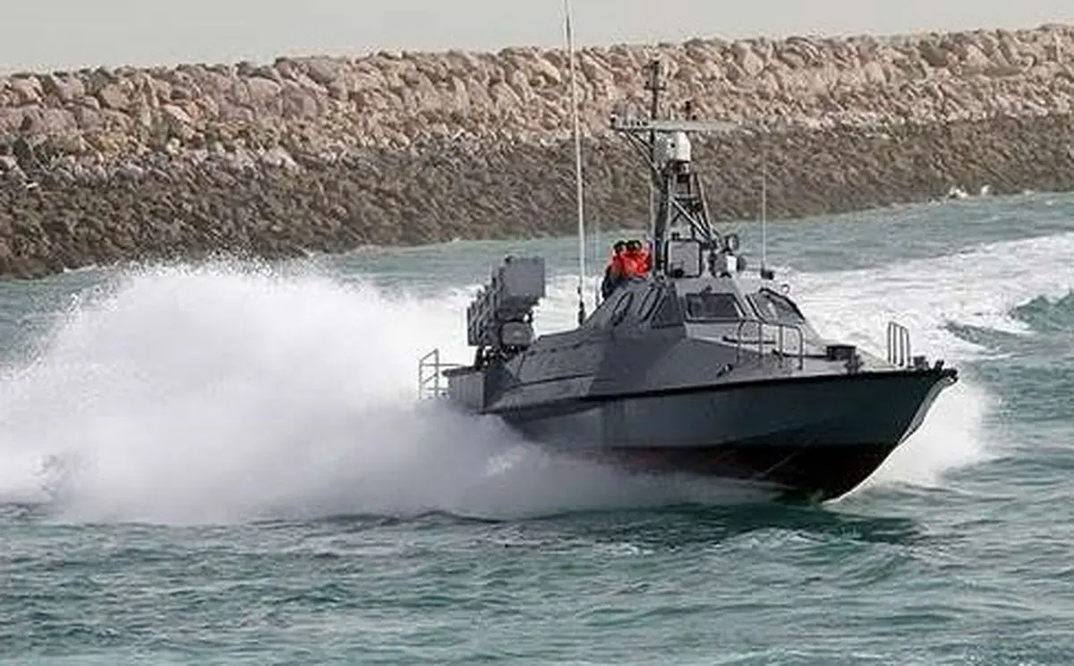 وزارت دفاع انبوهی از شناورهای تندرو عاشورا و ذوالفقار را به نیروی دریایی سپاه تحویل داد