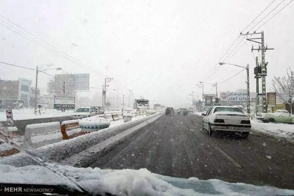 بارش برف در اکثر محورهای غرب کشور / انسداد محور چالوس بر اثر کولاک شدید