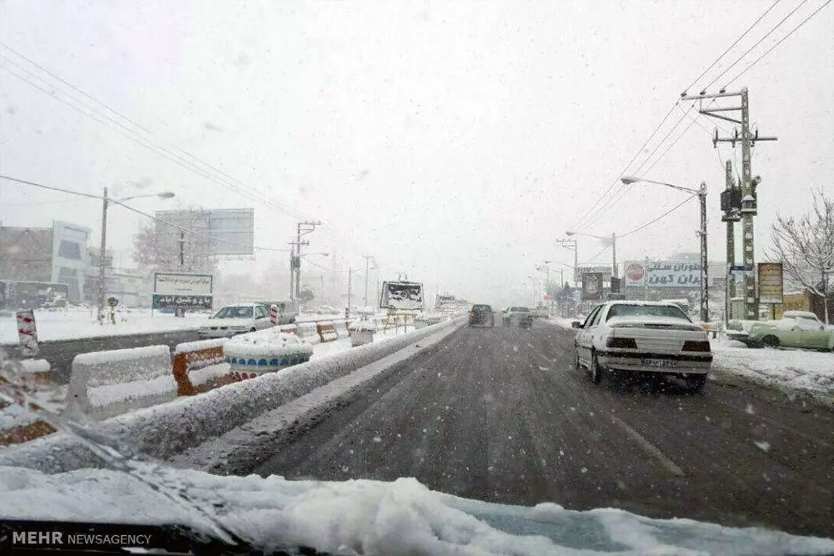 بارش برف در اکثر محورهای غرب کشور / انسداد محور چالوس بر اثر کولاک شدید