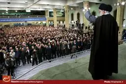 صدای تضعیف روحیه انقلابی به بهانه تعامل با دنیا توسط برخی کارگزاران نظام شنیده می‌شود