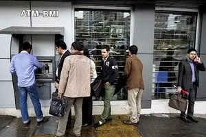 برخی از خودپردازها از کار افتادند/ مردم در مقابل عابر بانک سرگردان شدند