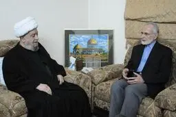 آیت‌الله خامنه‌ای پرچمدار حق هستند و ما در کنار ایشان خواهیم بود