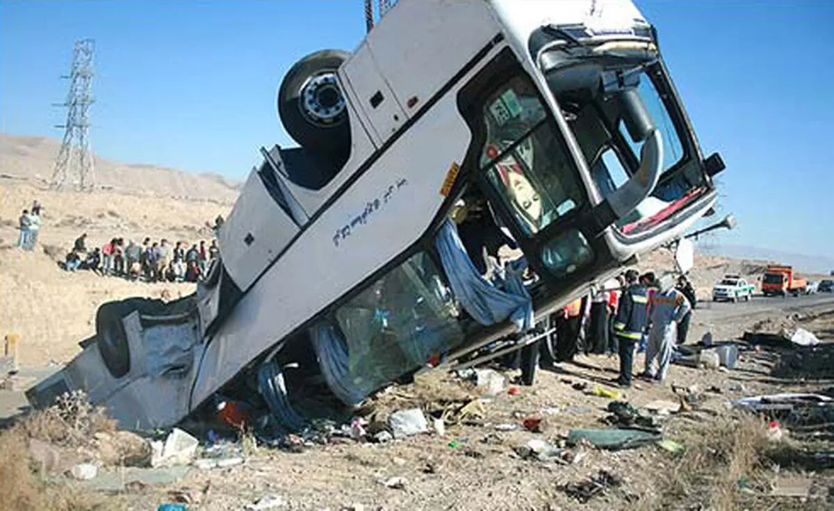 واژگونی اتوبوس ولوو با ۴۳ سرنشین در فارس/ ۵ نفر مجروح شدند