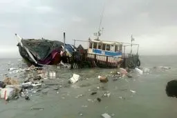 امدادرسانی به ملوانان لنج تجاری در بوشهر+عکس