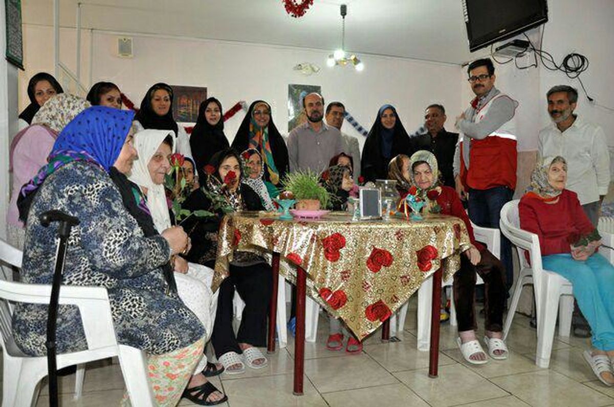 رافع و جمعی از خیرین داوطلب به دیدار زنان سالمند رفتند