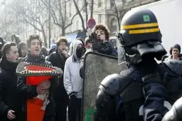 درگیری معترضان فرانسوی با پلیس در پاریس +فیلم