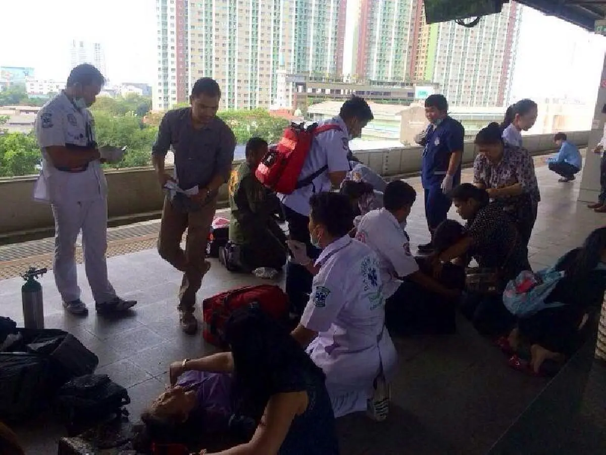 در حادثه برخورد یک دستگاه اتوبوس با قطار در تایلند دو نفر کشته و بیش از ۳۰ نفر زخمی شدند