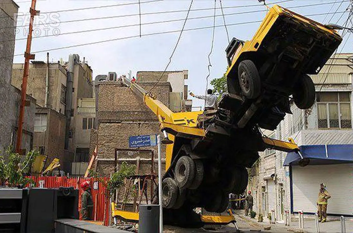 واژگونی جرثقیل در خیابان فرشته/ حادثه تلفات جانی نداشت