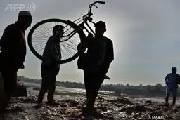 سیل در پی باران‌های شدید در پیشاور پاکستان جان ۶۳ نفر را گرفت و زندگی مردم را مختل کرد