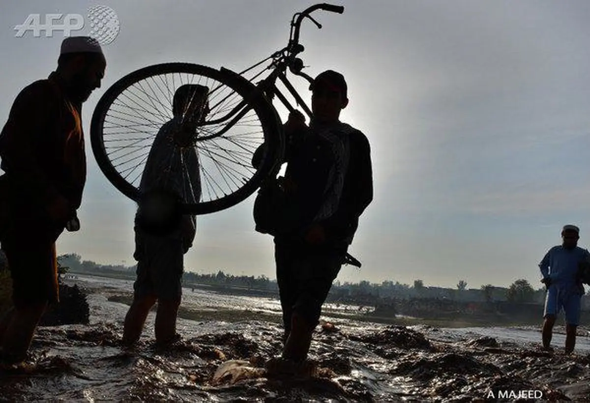 سیل در پی باران‌های شدید در پیشاور پاکستان جان ۶۳ نفر را گرفت و زندگی مردم را مختل کرد