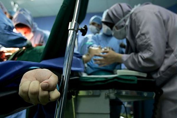 قصور پزشکی، روده‌های یک زن را هنگام سزارین سوراخ سوراخ کرد