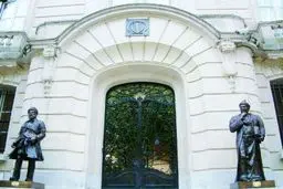 ایران خبر تهدید به بمب‌گذاری سفارت تهران در پاریس را تکذیب کرد