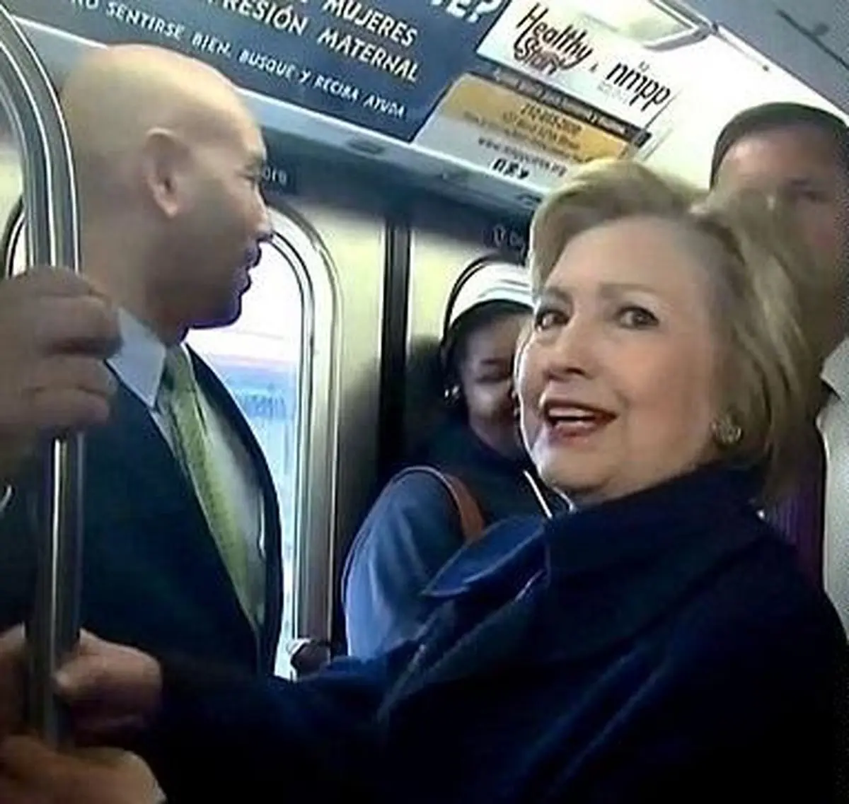 مجازات کلینتون به دلیل استفاده از مترو+ عکس