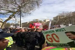 معترضین انگلیسی: کامرون باید استعفا بدهد +تصاویر