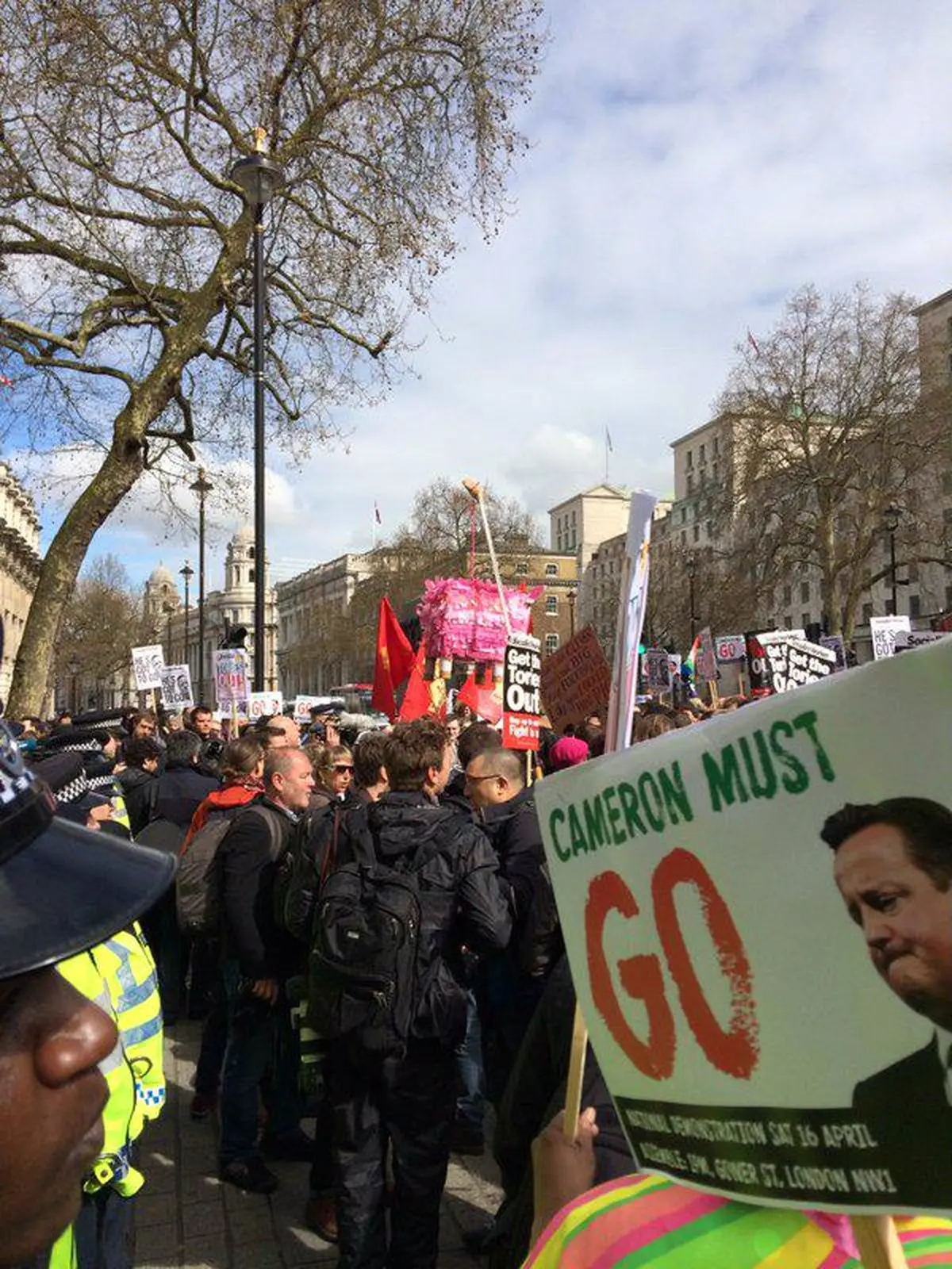 معترضین انگلیسی: کامرون باید استعفا بدهد +تصاویر