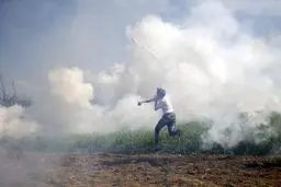 حمله پلیس مرزی مقدونیه به پناهندگان با گاز اشک‌آور و گلوله‌های پلاستیکی +تصاویر