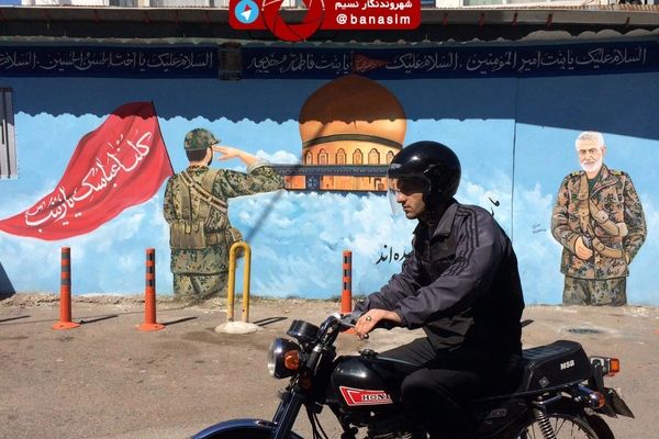 تصویر مدافعان حرم روی دیوارهای شهر رشت