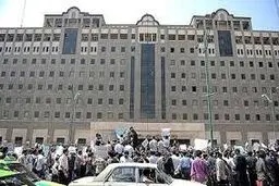 جمعی از کارگزاران بیمه محصولات کشاورزی مقابل مجلس تجمع کردند