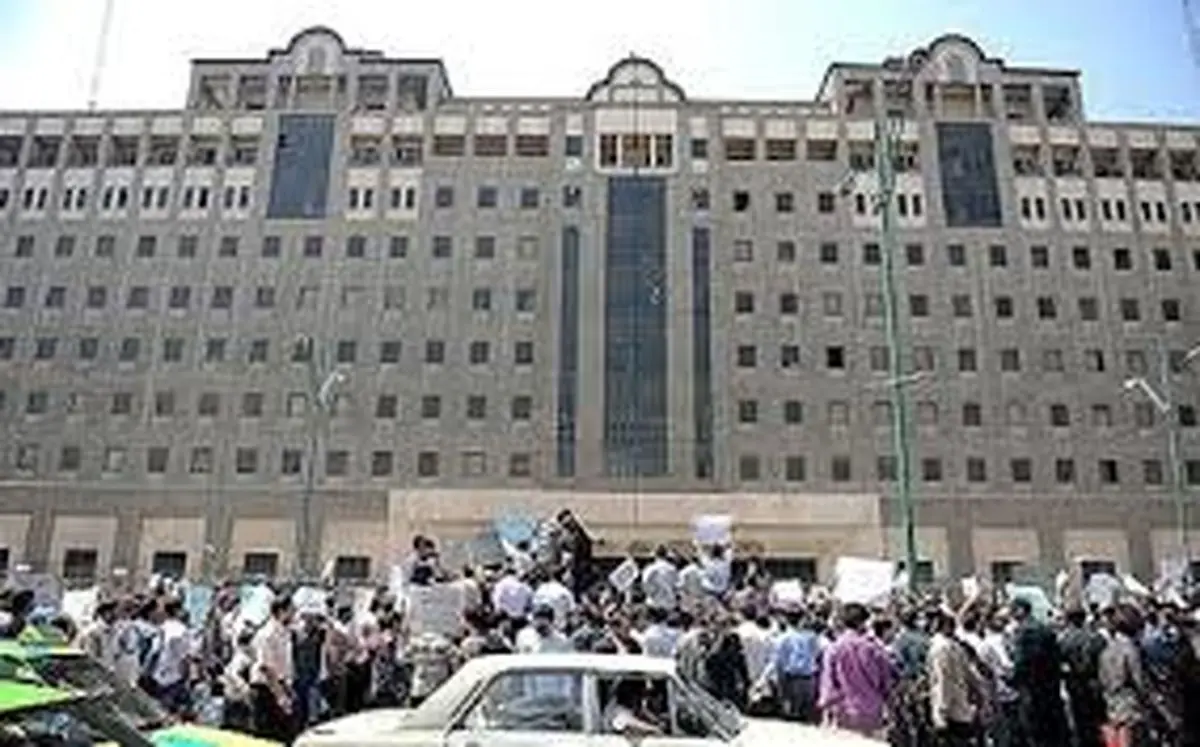 جمعی از کارگزاران بیمه محصولات کشاورزی مقابل مجلس تجمع کردند