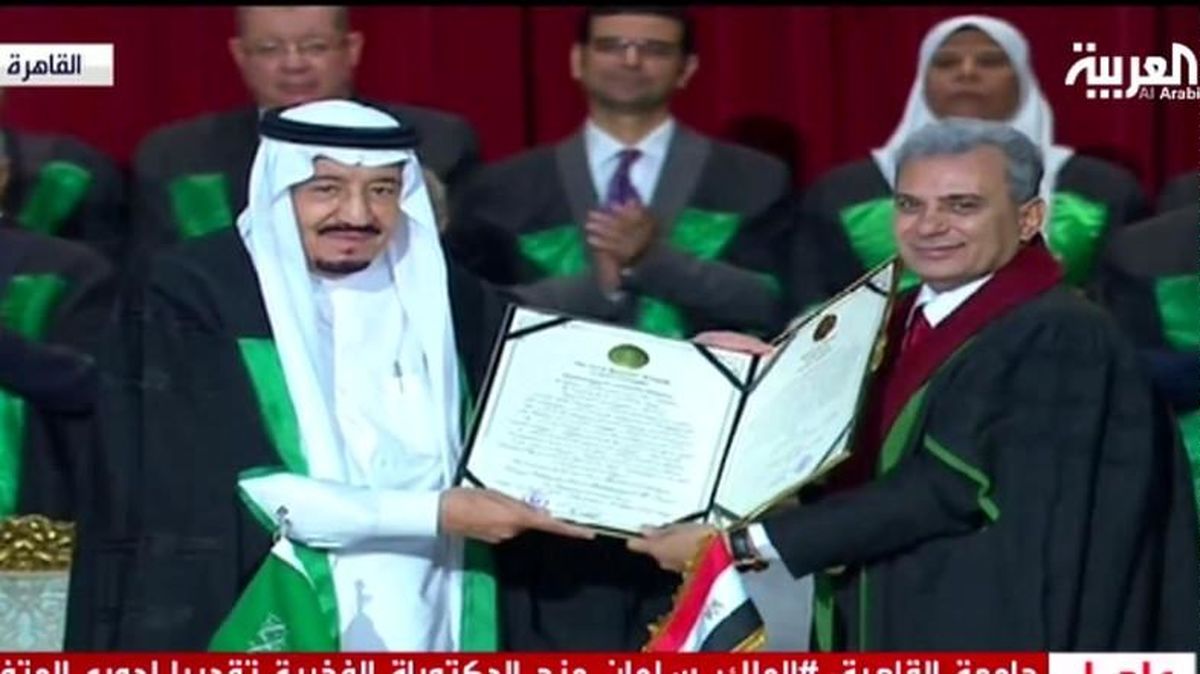 دانشگاه قاهره به پاس آنچه "خدمات ملک سلمان به عربیسم و اسلام" نامید، به وی دکتری افتخاری اعطا کرد