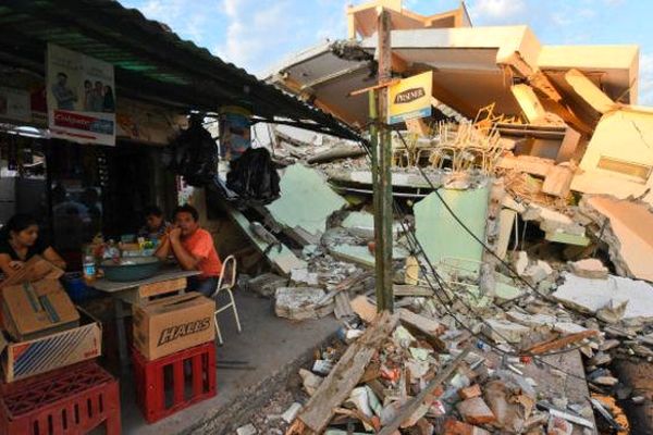 شمار کشته‌شدگان زمین لرزه اکوادور به ۴۱۳ نفر رسید