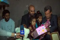 هیئت اعزامی آستان قدس رضوی با خانواده معلم فداکار خاشی دیدار و دلجویی کرد