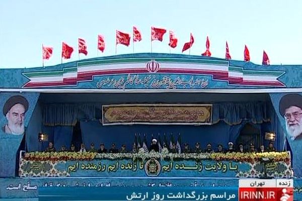 مراسم رژه بزرگ ارتش در جوار حرم امام خمینی(ره) آغاز شد