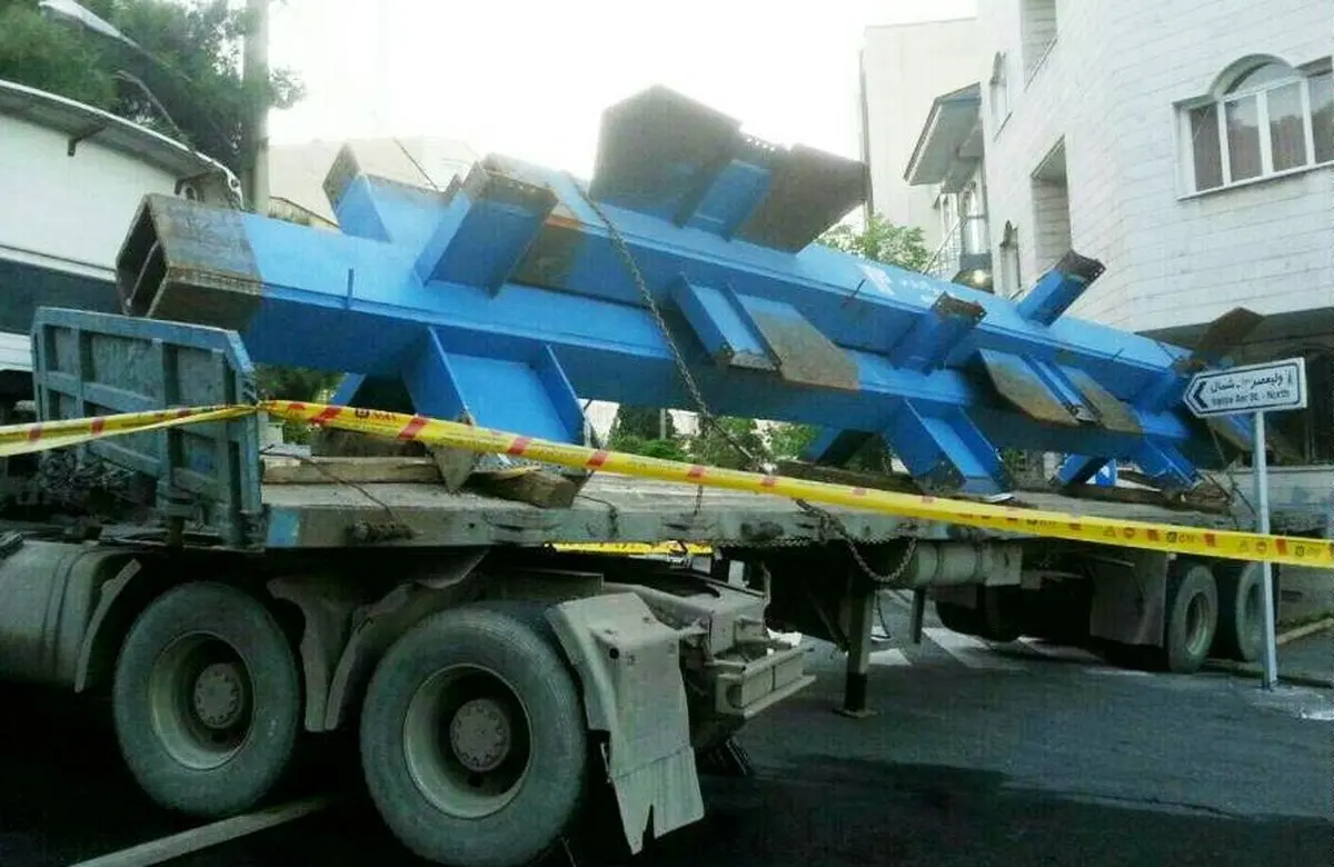 برخورد تریلی هوو با ساختمان مسکونی در شمال تهران/ حادثه مصدومی نداشت