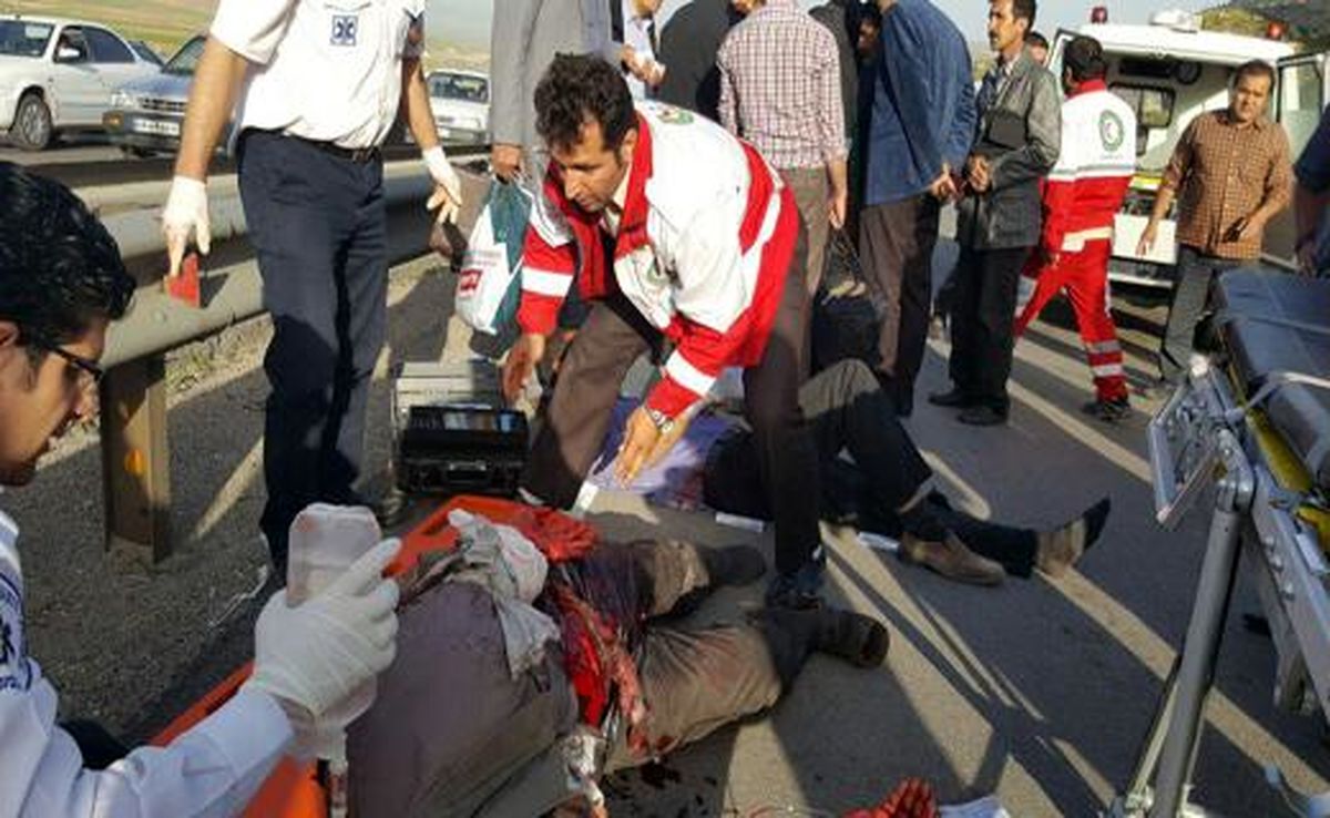 واژگونی خونین مینی‌بوس در جاده کرمانشاه ۱۰ مجروح برجای گذاشت+تصاویر