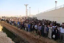 ۱۰۰ هزار آواره سوری در مرز ترکیه سرگردان شدند