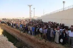 ۱۰۰ هزار آواره سوری در مرز ترکیه سرگردان شدند