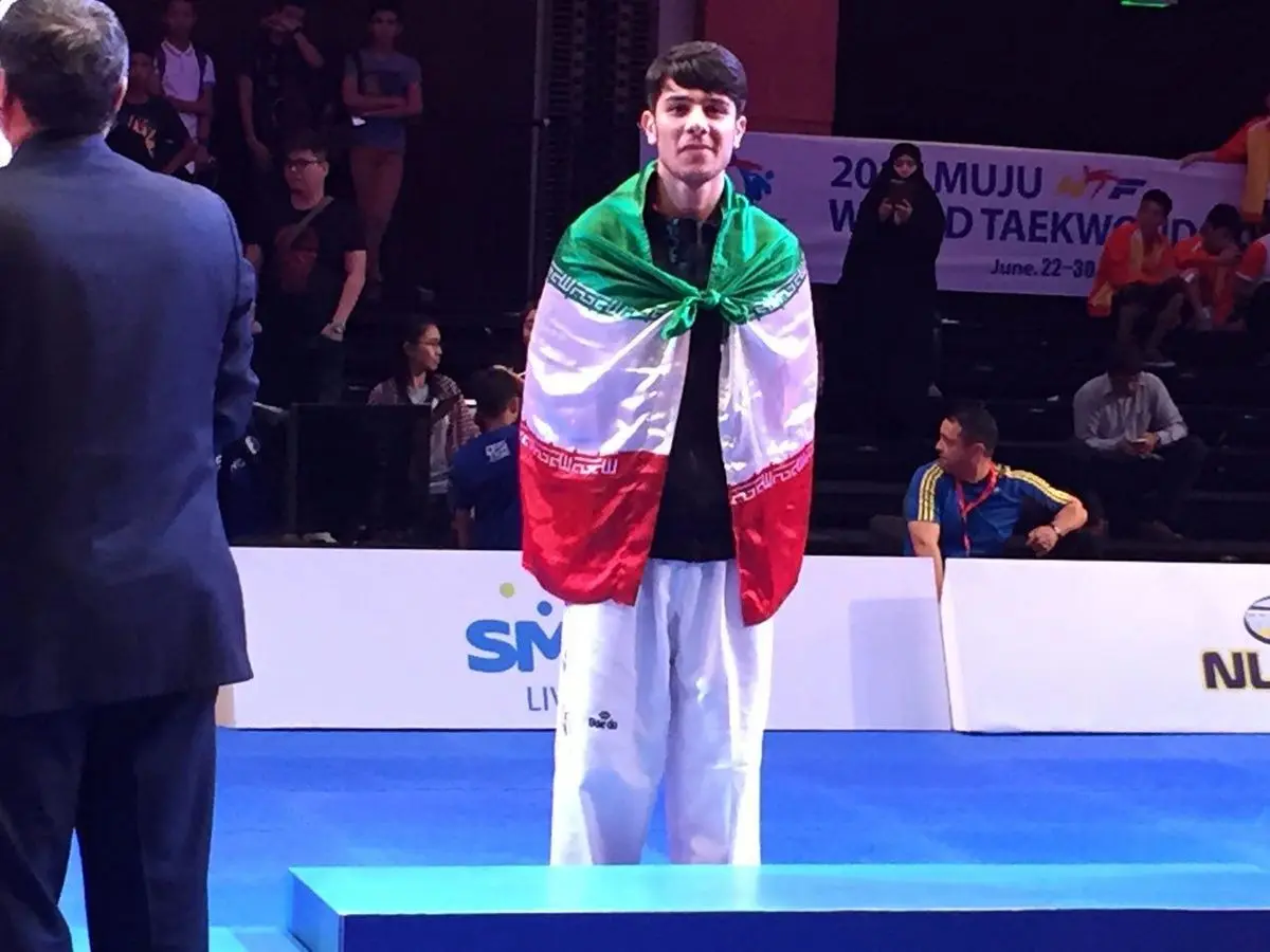 سعید رجبی مدالش را به آستان قدس رضوی اهدا کرد